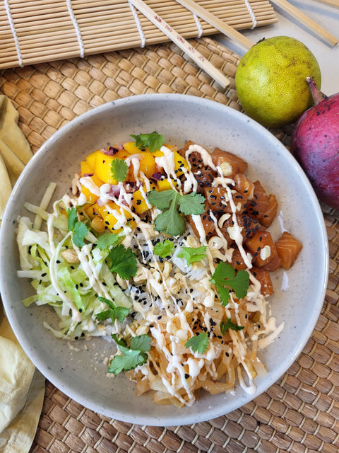 Lax bowl med mangosalsa, snabbpicklad vitkål och kimchi