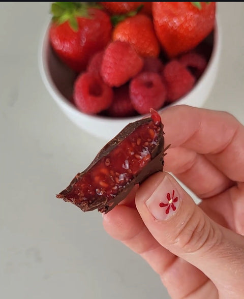 Chokladtäckta hallonbitar med chiafrön